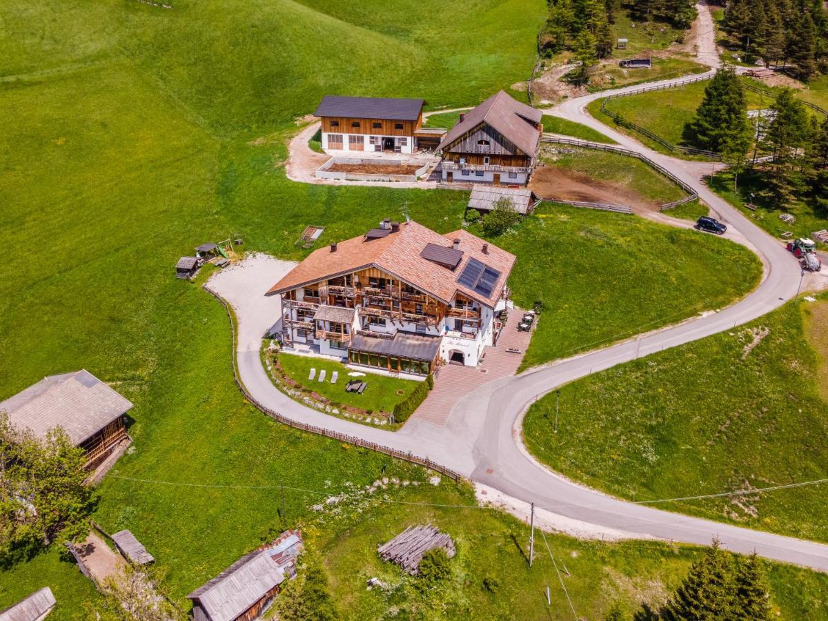 B&B - Hotel Ciasa Rue Blanch San Cassiano  Buitenkant foto
