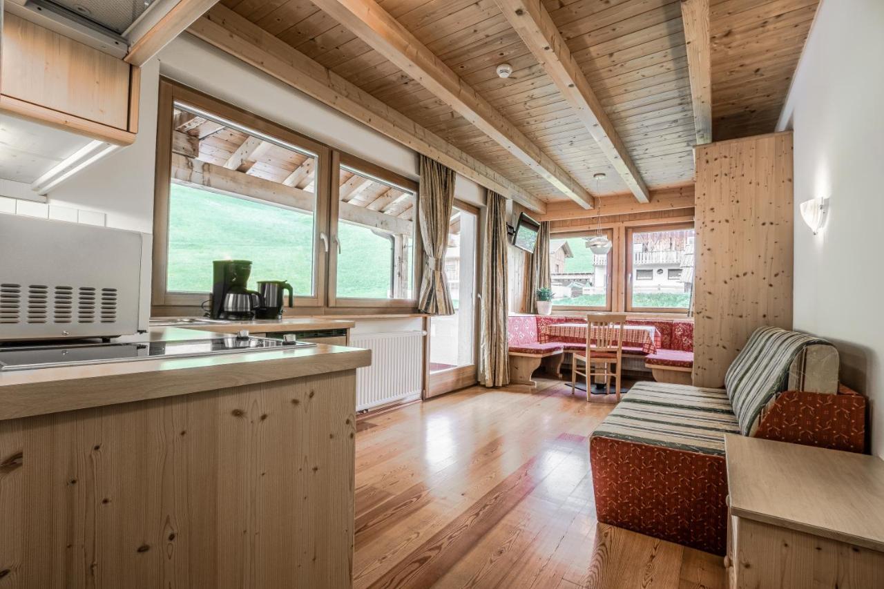 B&B - Hotel Ciasa Rue Blanch San Cassiano  Buitenkant foto