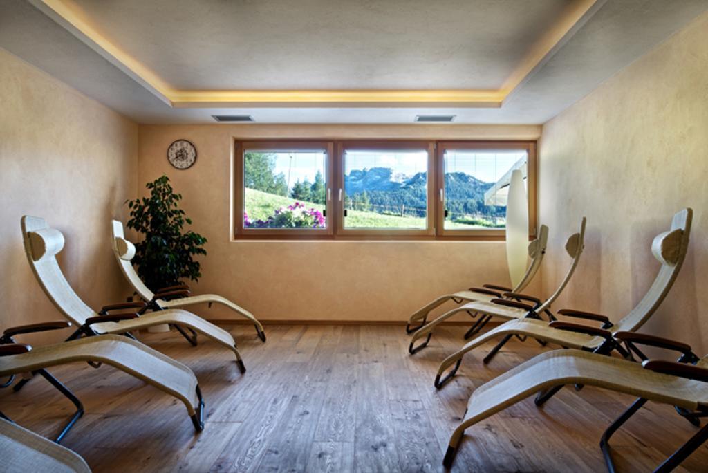 B&B - Hotel Ciasa Rue Blanch San Cassiano  Buitenkant foto