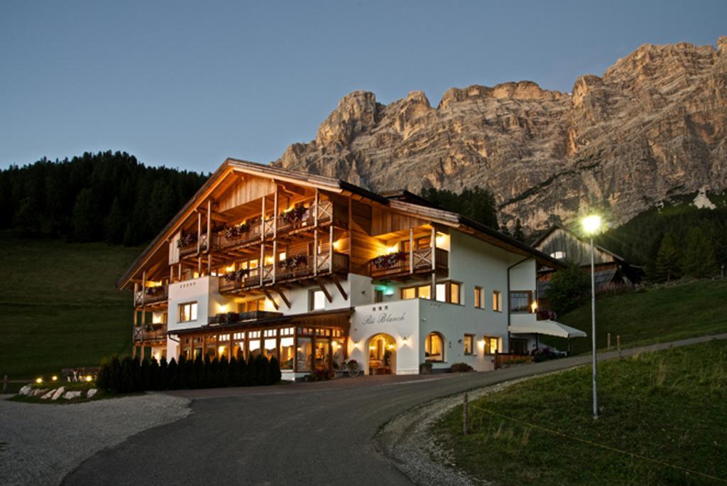 B&B - Hotel Ciasa Rue Blanch San Cassiano  Buitenkant foto