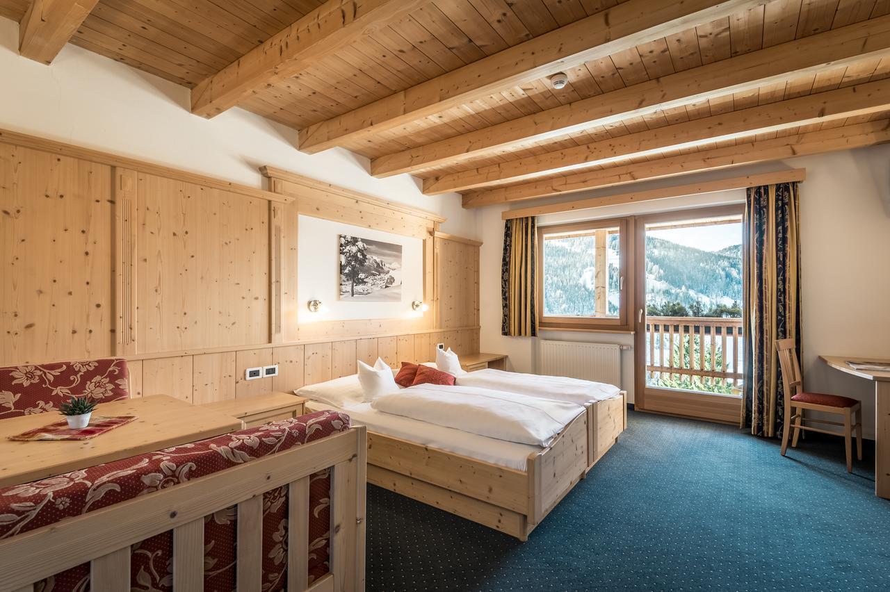 B&B - Hotel Ciasa Rue Blanch San Cassiano  Buitenkant foto