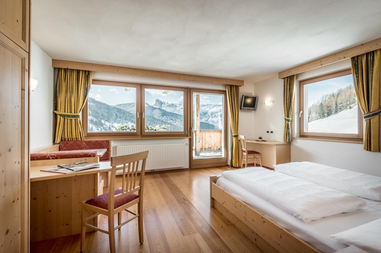 B&B - Hotel Ciasa Rue Blanch San Cassiano  Buitenkant foto