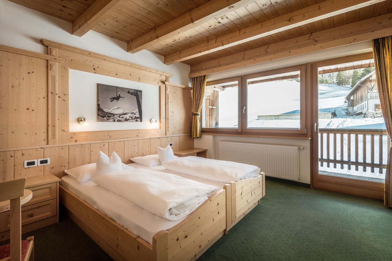 B&B - Hotel Ciasa Rue Blanch San Cassiano  Buitenkant foto