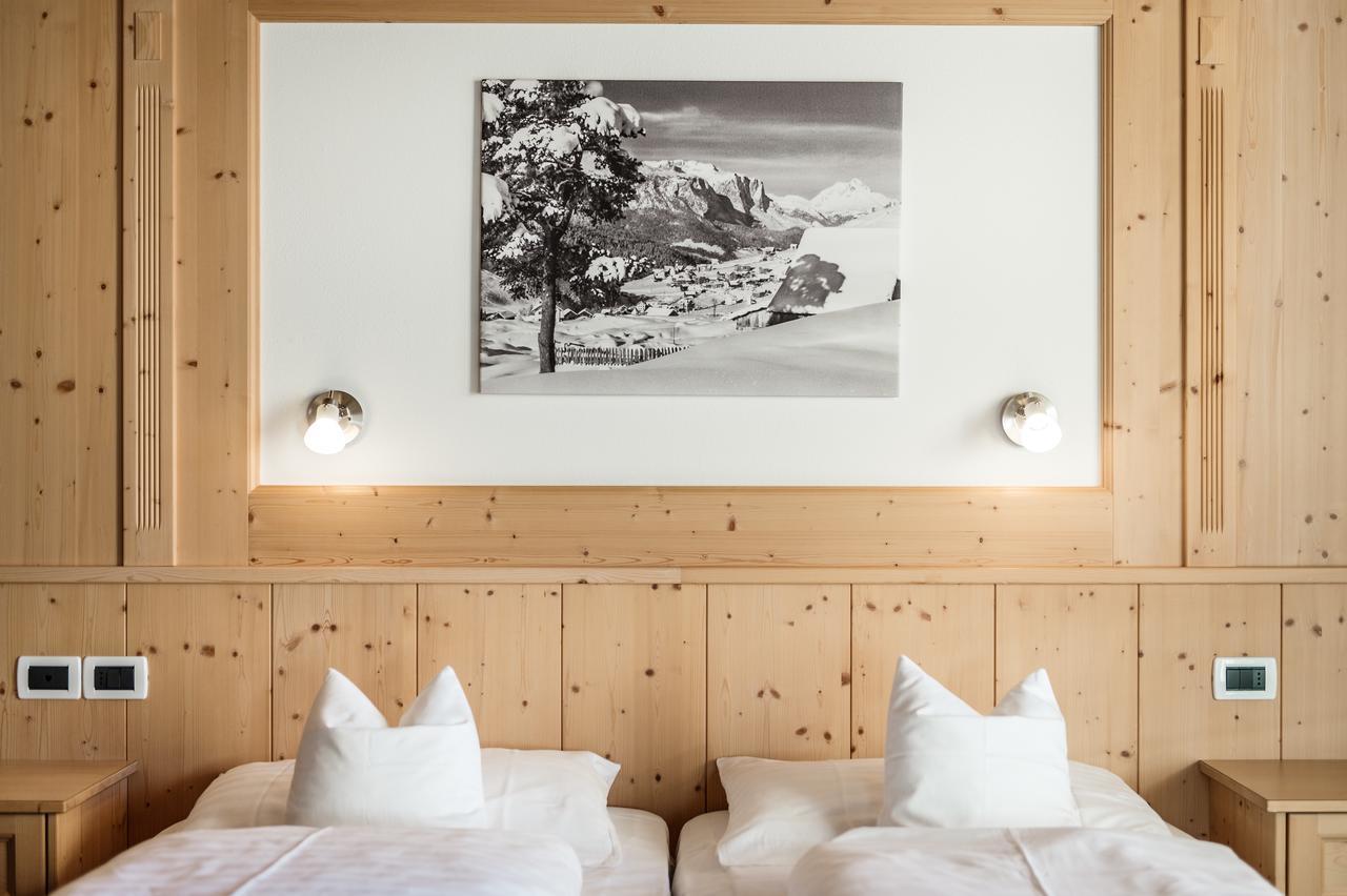 B&B - Hotel Ciasa Rue Blanch San Cassiano  Buitenkant foto